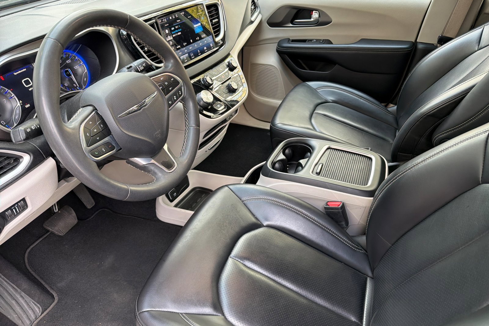 Used 2023 Chrysler Pacifica Touring-L image 9