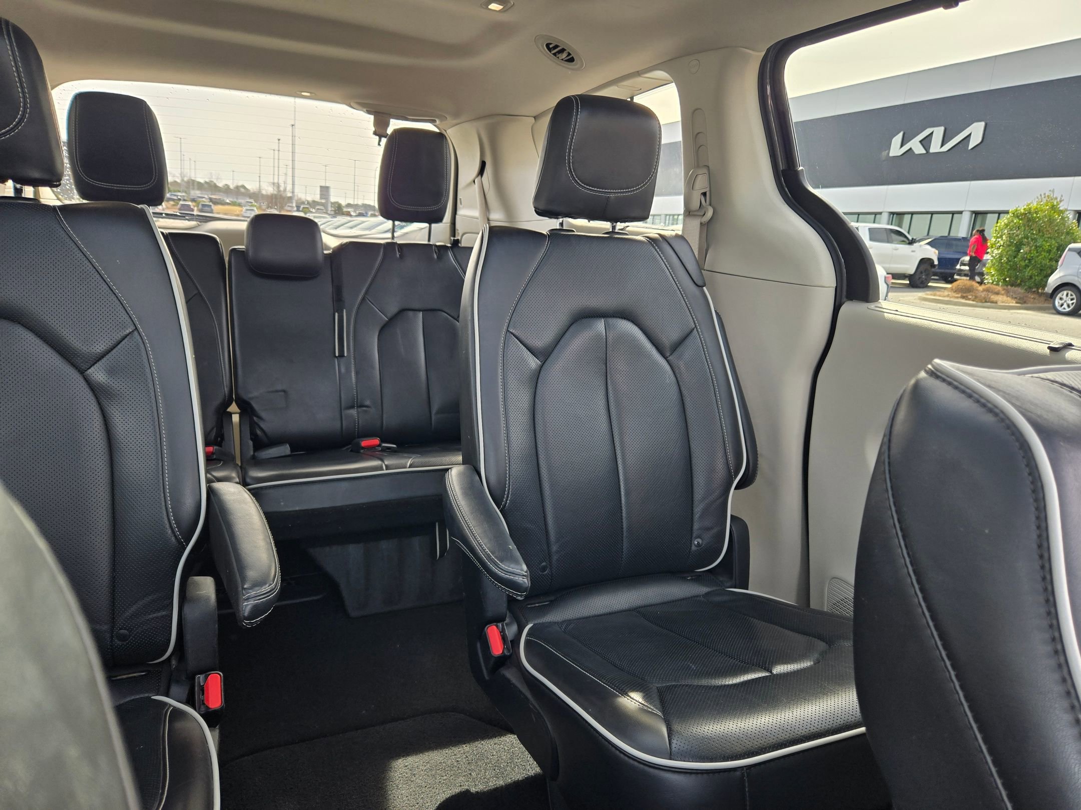 Used 2023 Chrysler Pacifica Limited image 14