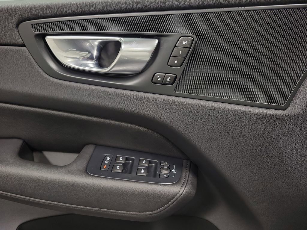 Used 2022 Volvo XC60 B5 Momentum image 19