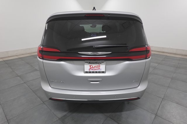 Used 2024 Chrysler Pacifica Touring-L image 4