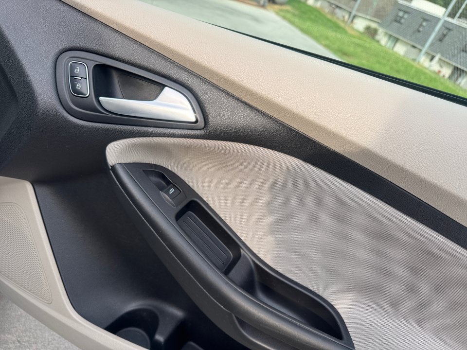 Used 2018 Ford Focus SE FWD image 35