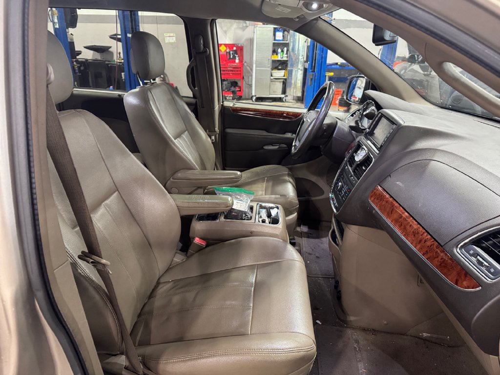Used 2015 Chrysler Town & Country Touring w/ Driver Convenience Group FWD image 23