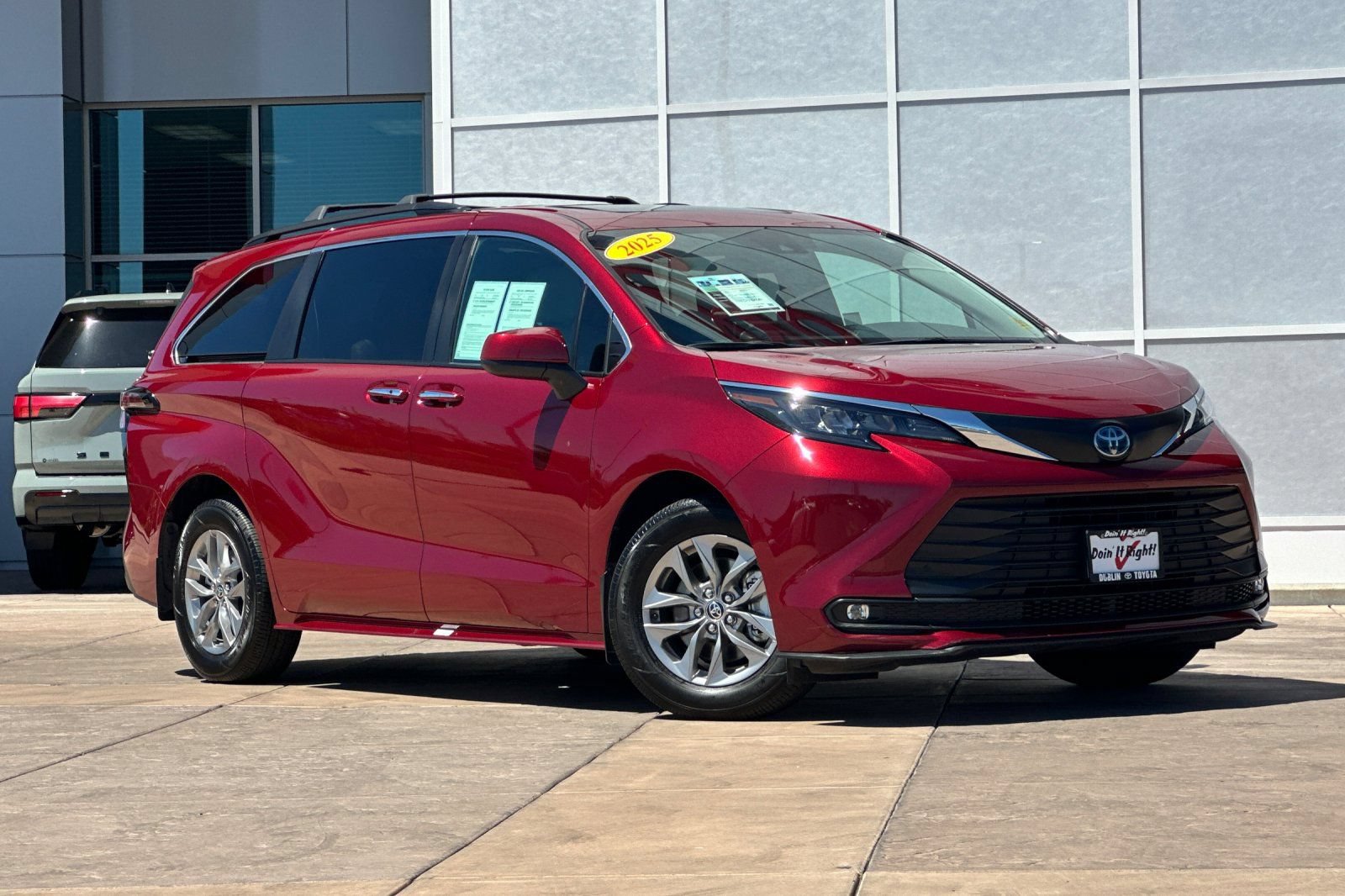 Used 2025 Toyota Sienna XLE FWD video 2