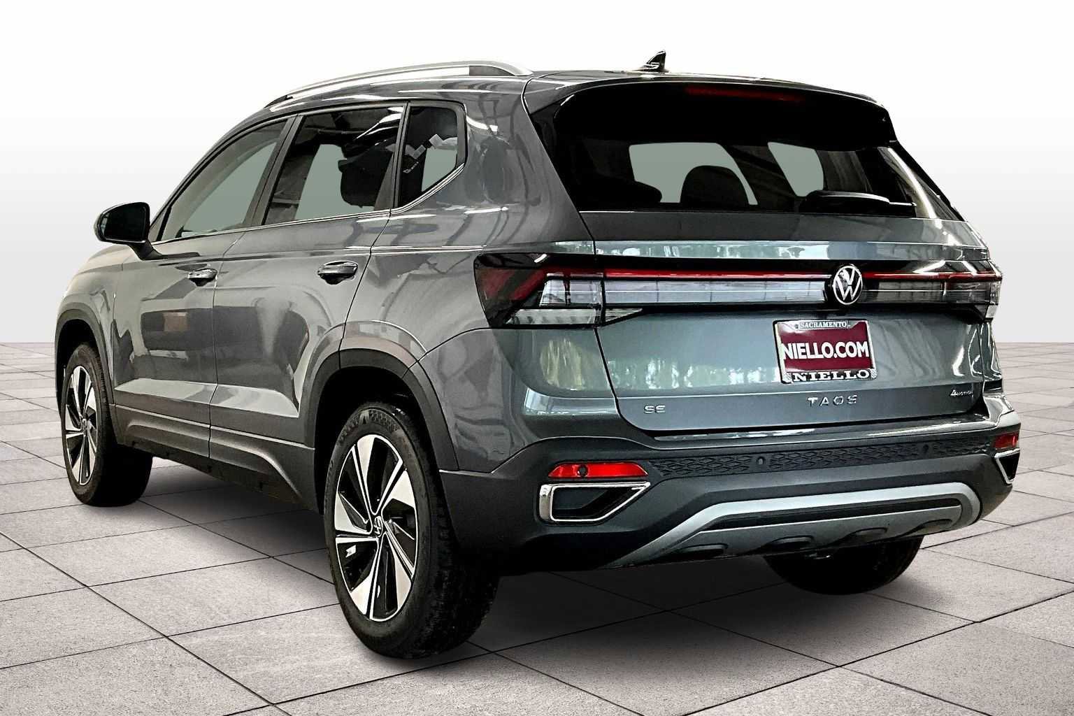 New 2026 Volkswagen Taos SE image 3