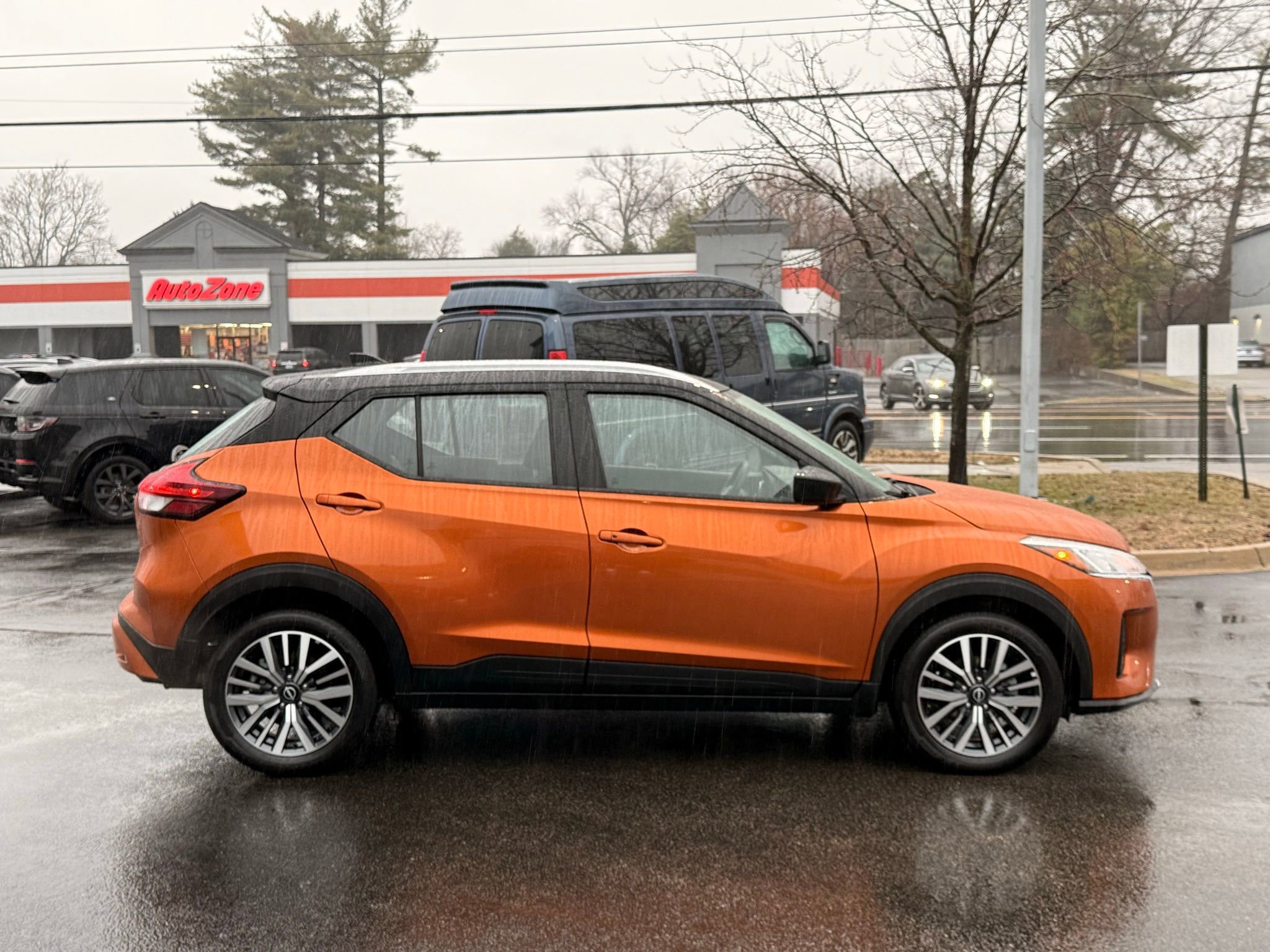 Used 2023 Nissan Kicks SV image 5