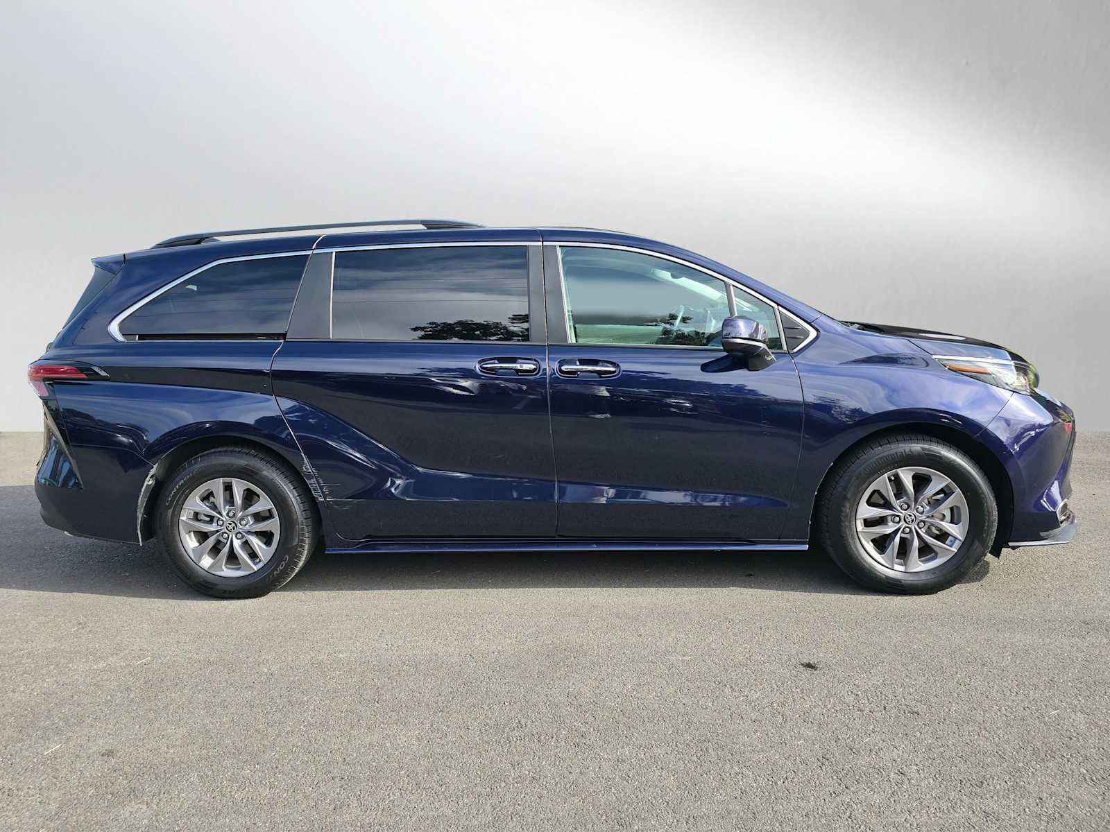 Used 2022 Toyota Sienna XLE image 2