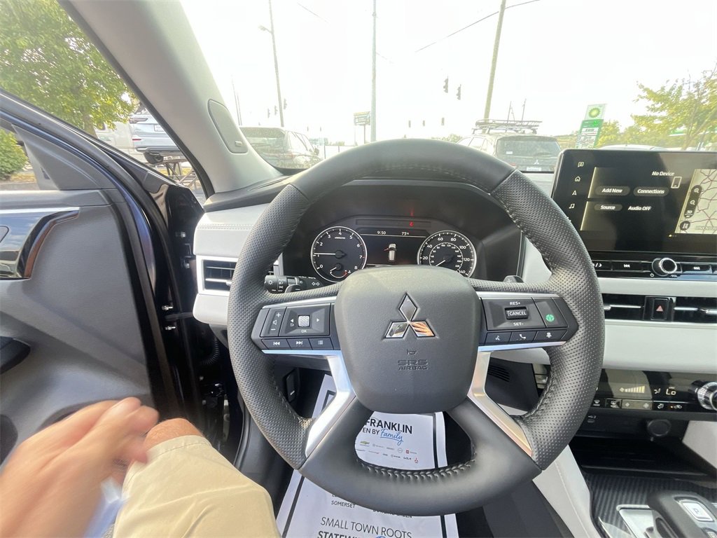 New 2025 Mitsubishi Outlander SE image 14