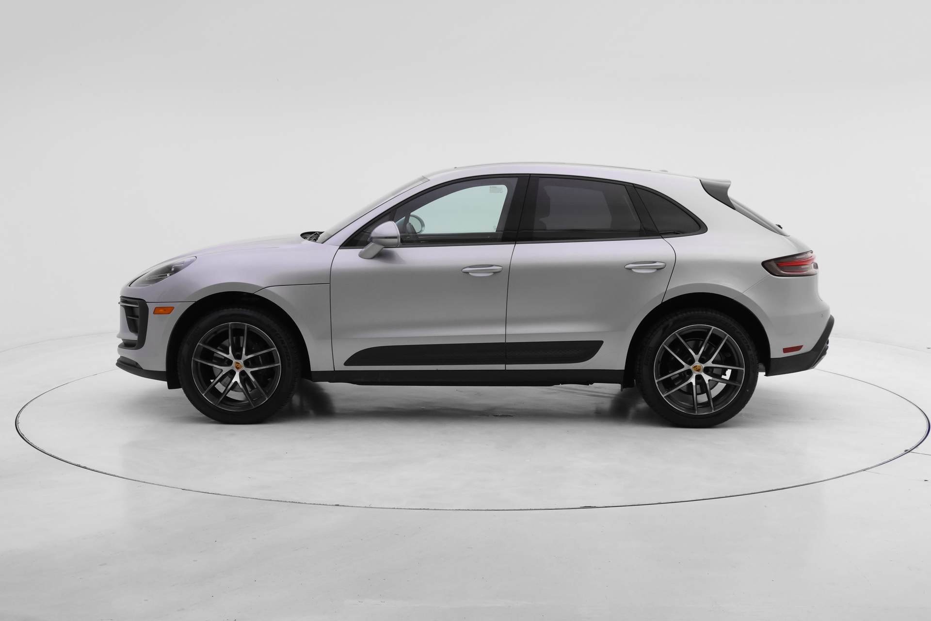 Certified 2024 Porsche Macan image 2