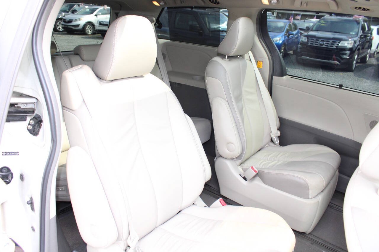 Used 2013 Toyota Sienna Limited w/ Premium Pkg FWD image 23