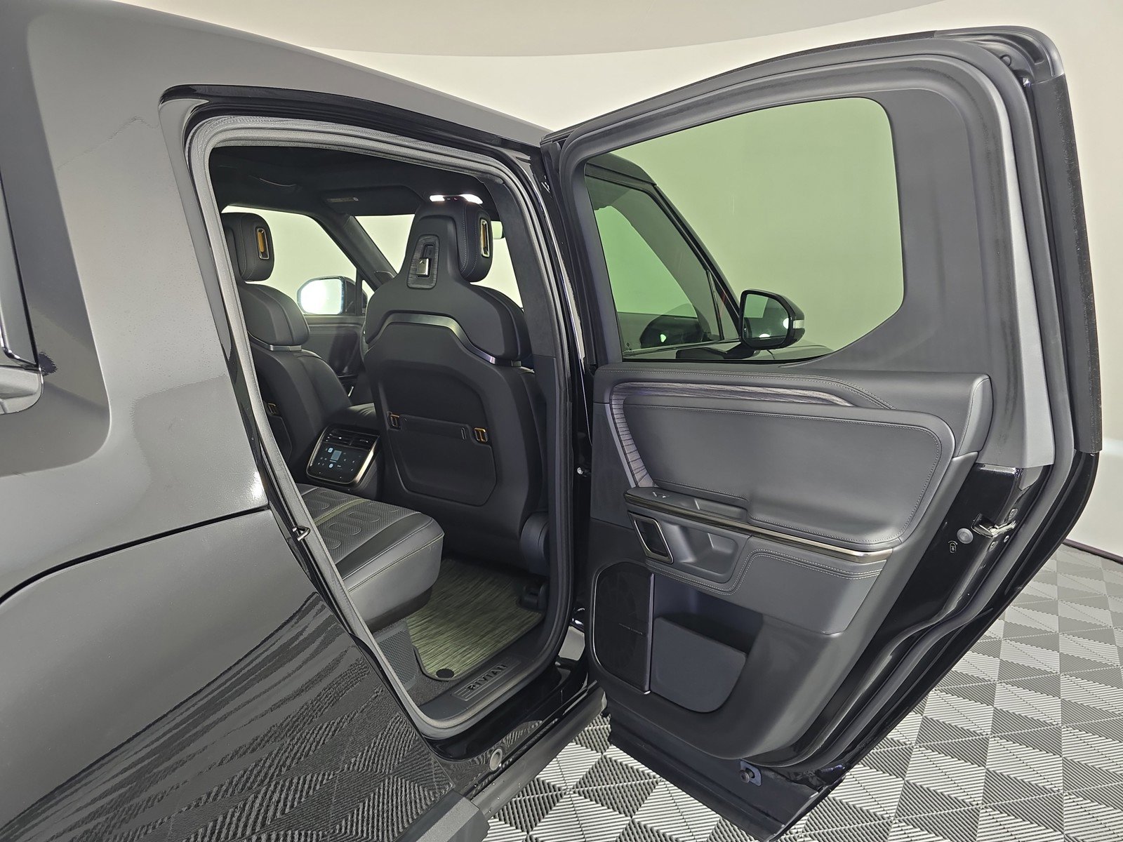 Used 2022 Rivian R1T Adventure image 19