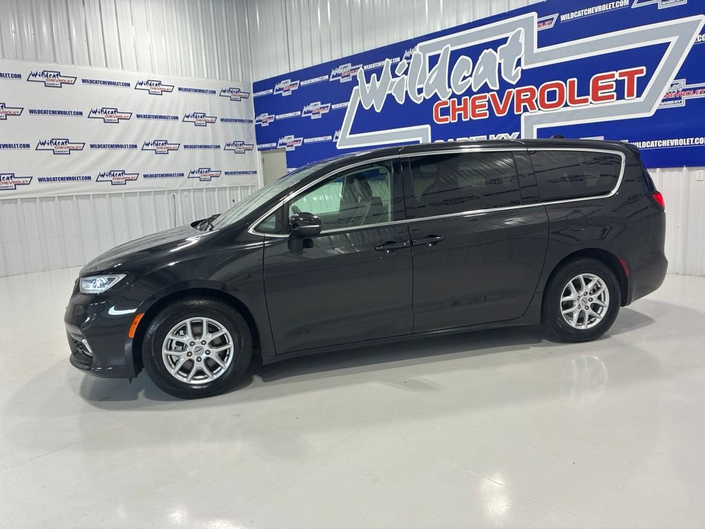 Used 2023 Chrysler Pacifica Touring-L FWD image 3