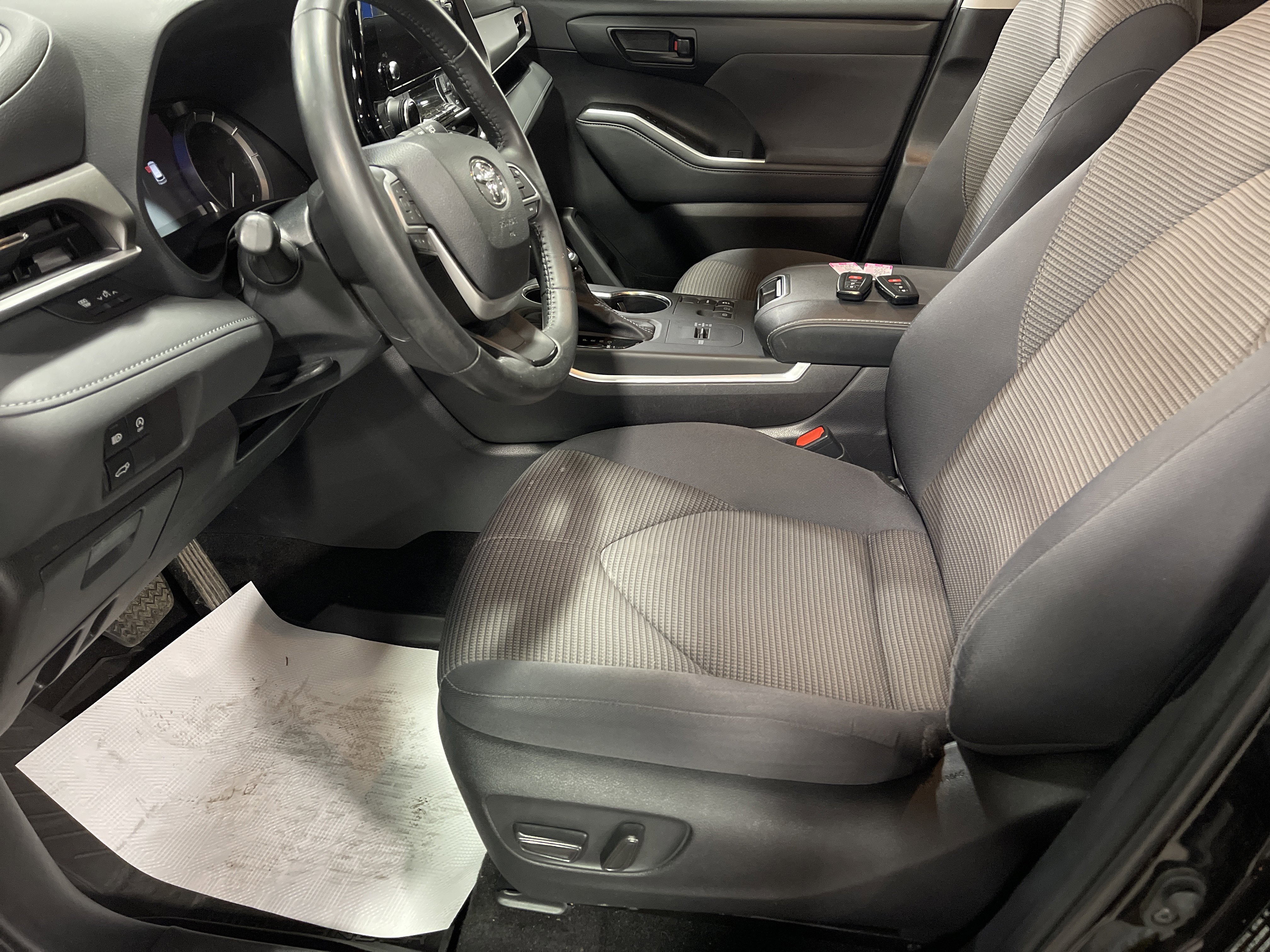 Used 2023 Toyota Highlander LE image 8