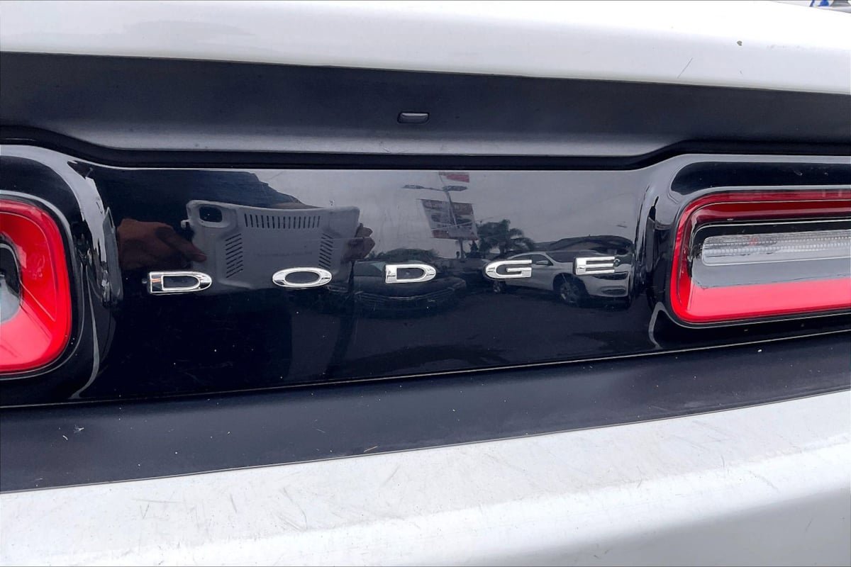 Used 2016 Dodge Challenger SXT RWD image 8