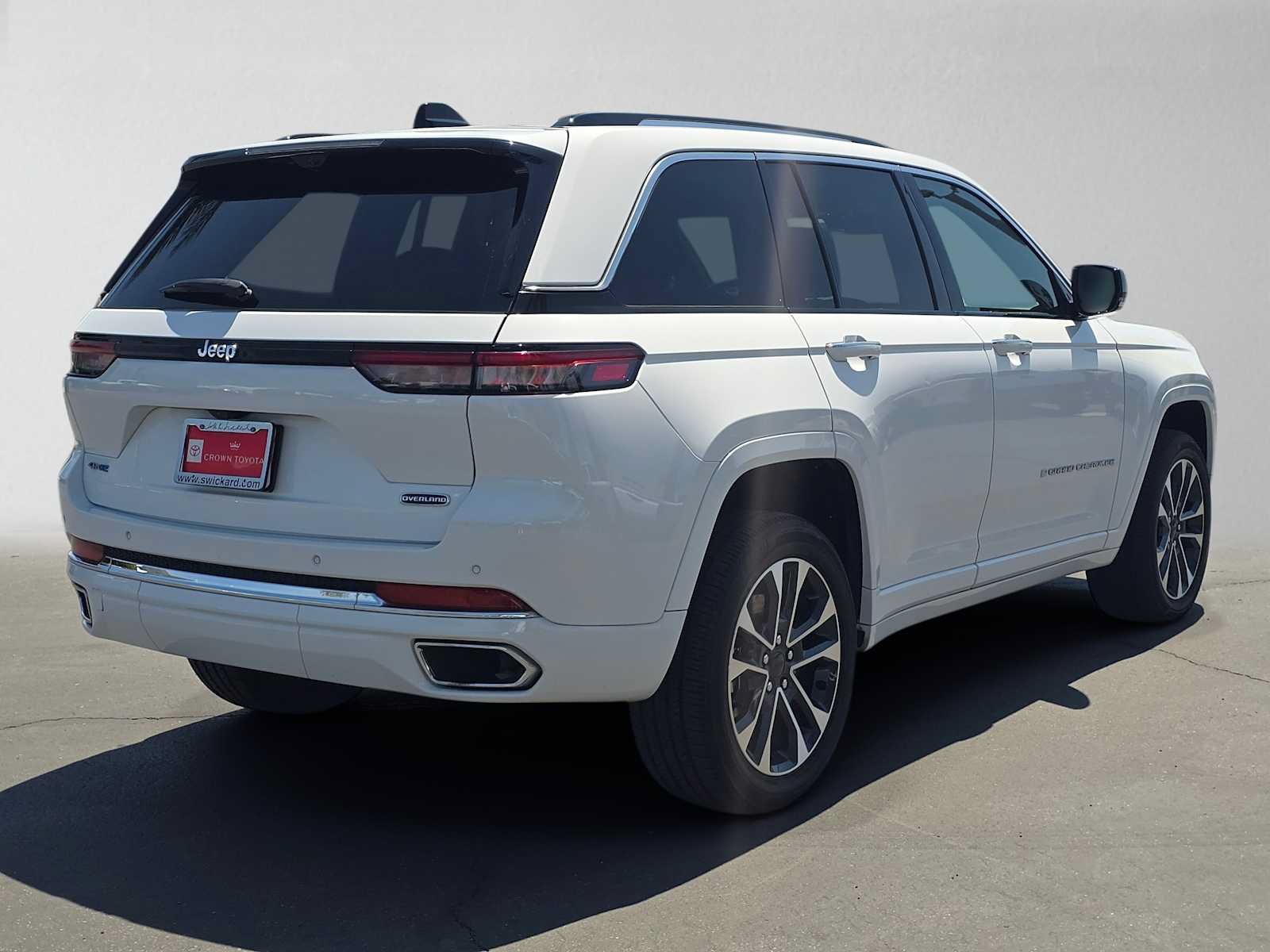Used 2023 Jeep Grand Cherokee Overland w/ Luxury Tech Group IV AWD/4WD image 3
