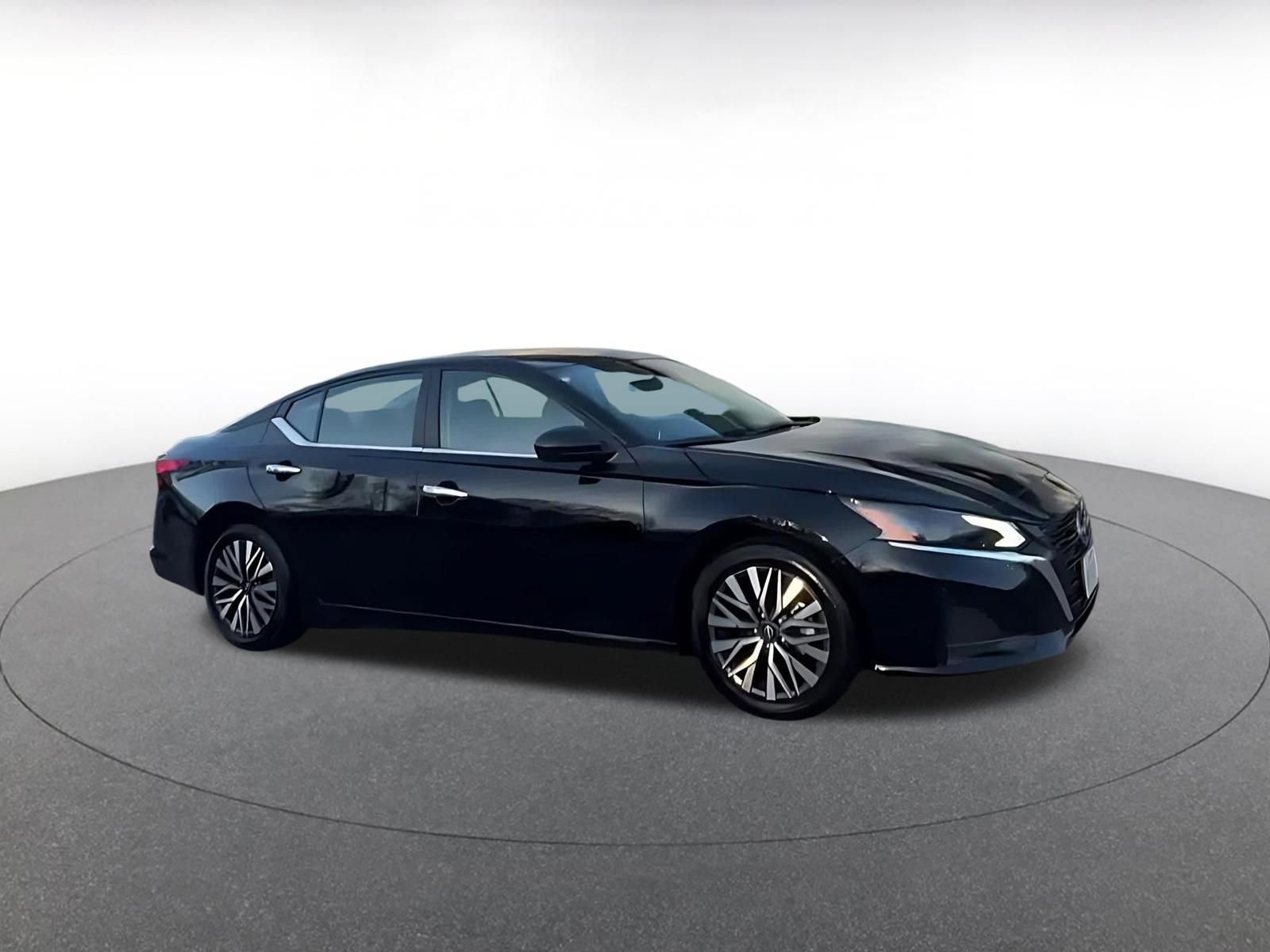 Used 2025 Nissan Altima 2.5 SV FWD image 2
