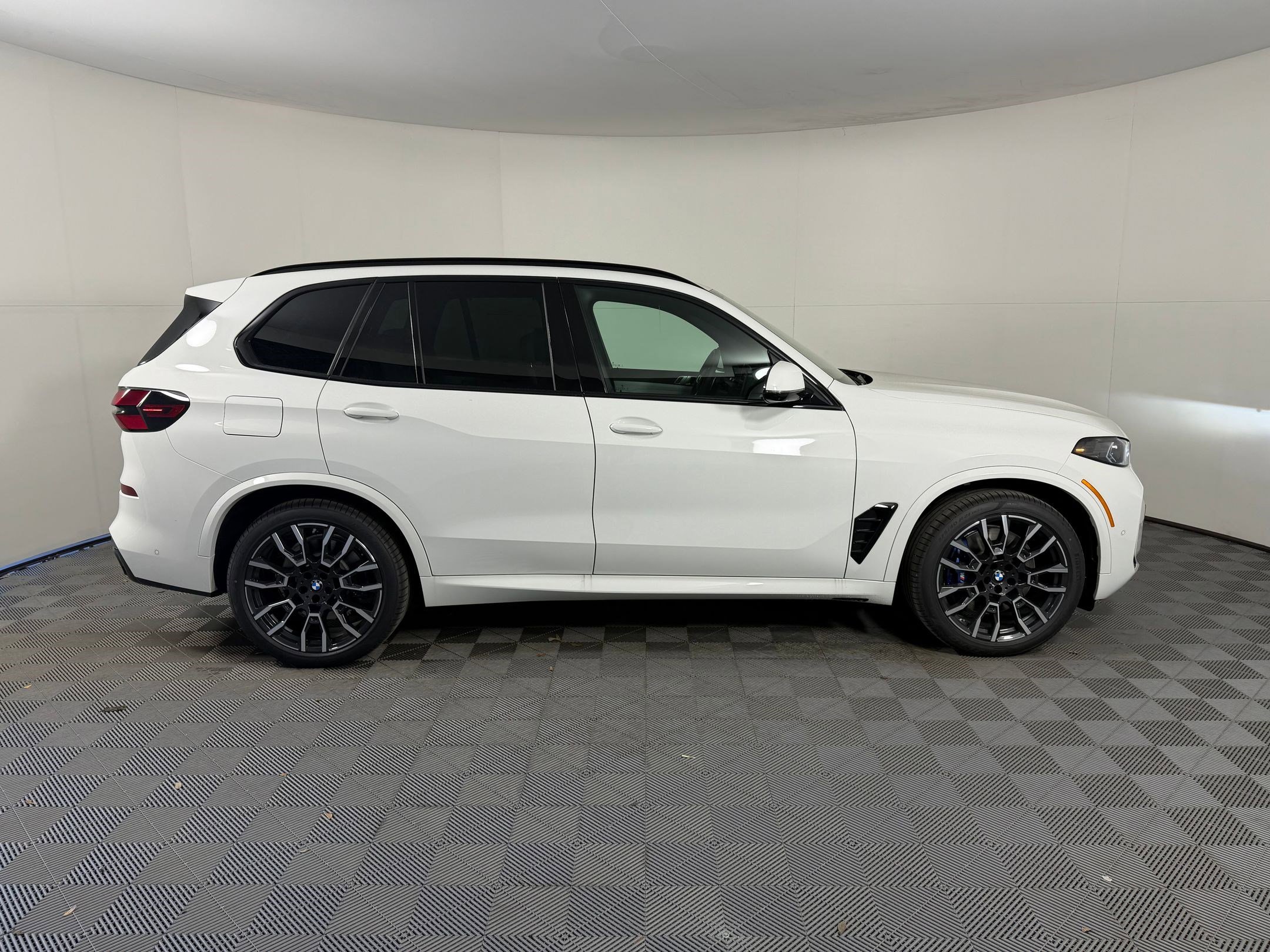 New 2026 BMW X5 xDrive50e image 8