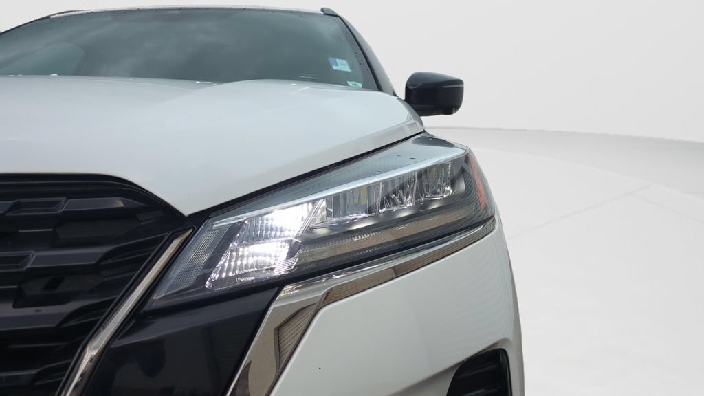 Certified 2024 Nissan Kicks SR w/ SR Premium Package FWD image 9