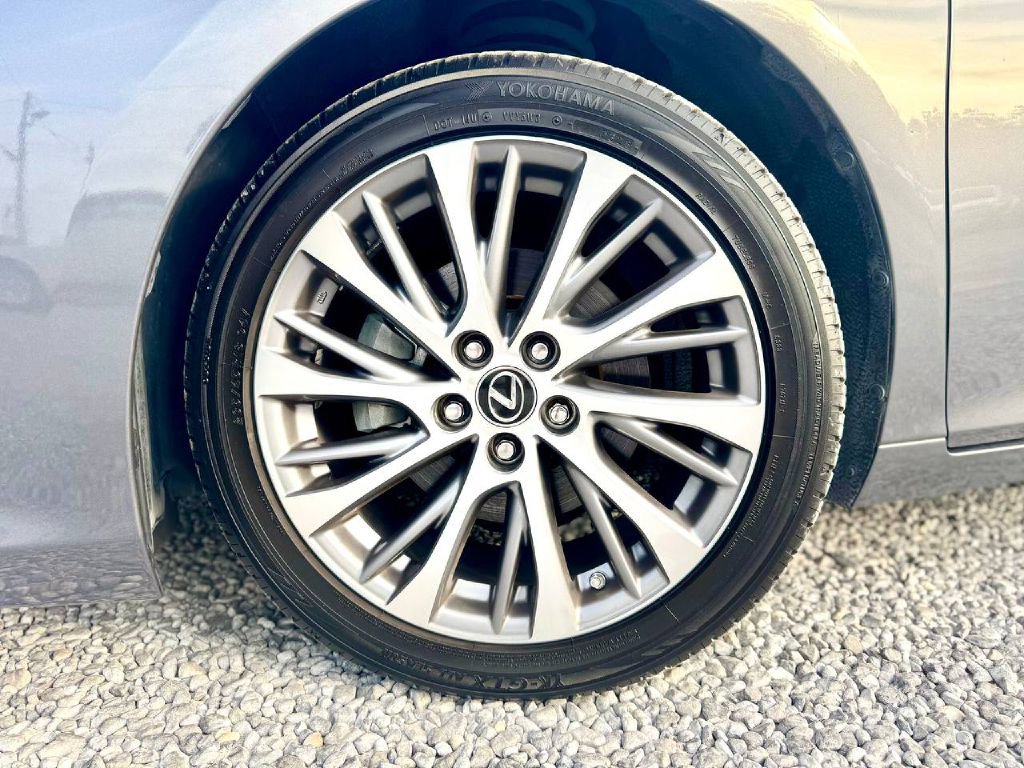 Used 2020 Lexus ES 300h w/ Premium Package image 13