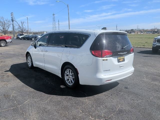 Used 2023 Chrysler Voyager LX image 3