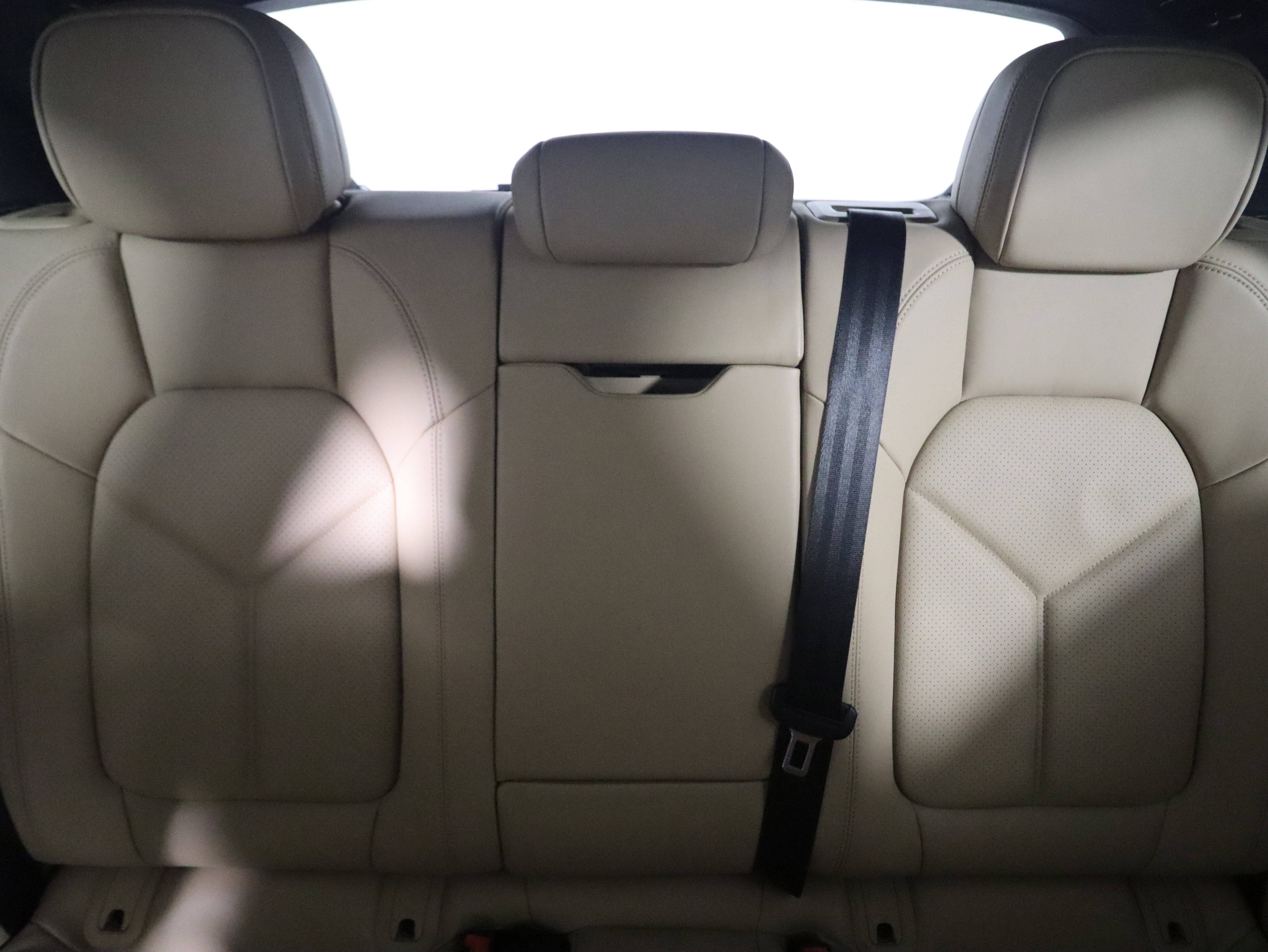 Certified 2023 Porsche Macan image 16