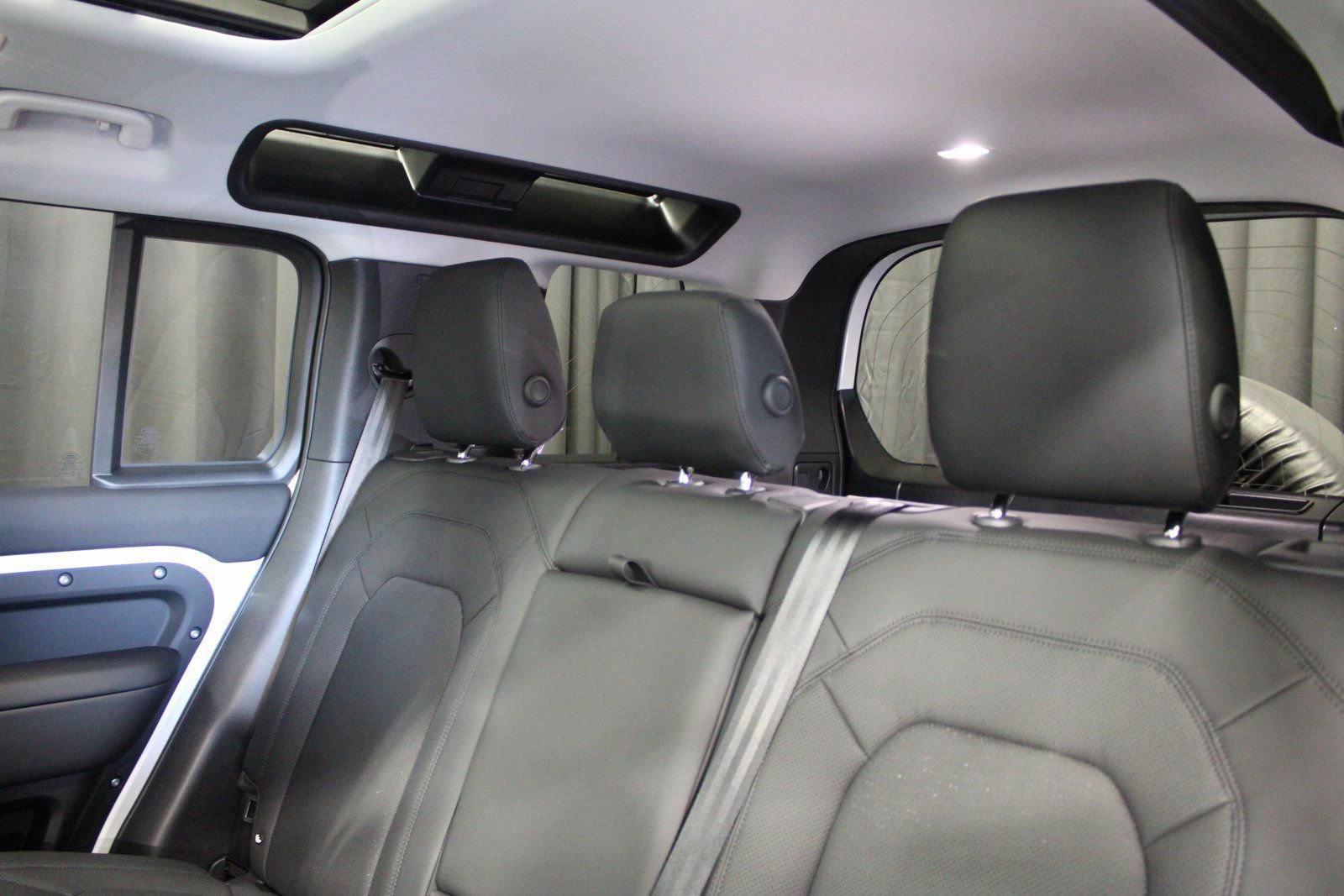 Used 2025 Land Rover Defender 110 S image 6