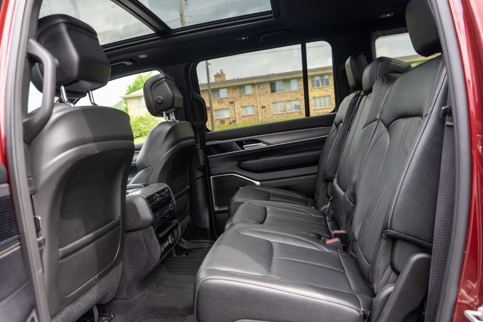 Used 2024 Jeep Wagoneer Series II AWD/4WD image 32