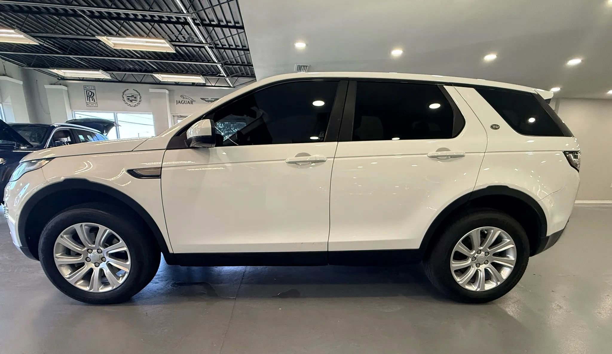 Used 2017 Land Rover Discovery Sport SE AWD/4WD image 8