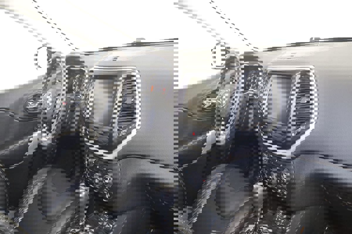 Used 2018 Jeep Cherokee Latitude Plus w/ Cold Weather Group FWD image 37