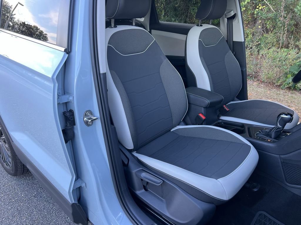 Used 2025 Volkswagen Taos SE w/ Panoramic Sunroof Package image 27