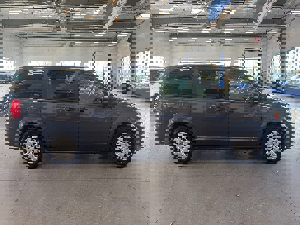 Used 2019 Dodge Grand Caravan SE w/ UConnect Hands-Free Group image 6