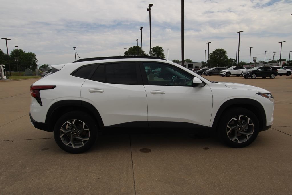 Used 2024 Chevrolet Trax LT w/ Driver Confidence Package FWD image 4