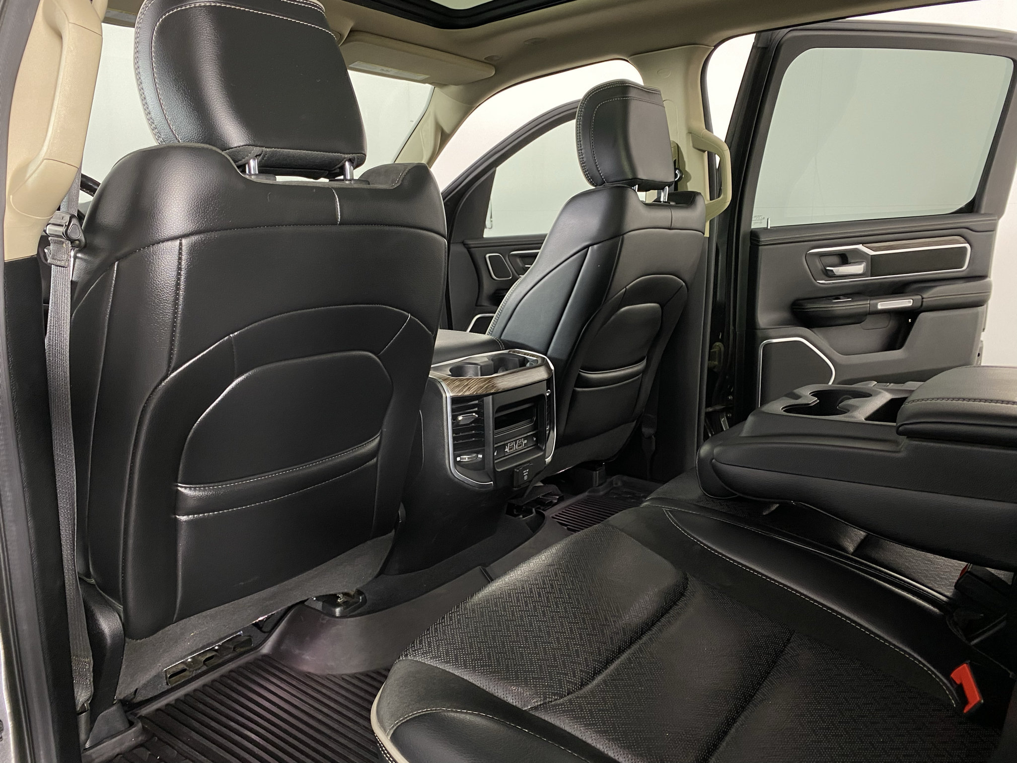 Used 2019 RAM 1500 Laramie AWD/4WD image 29