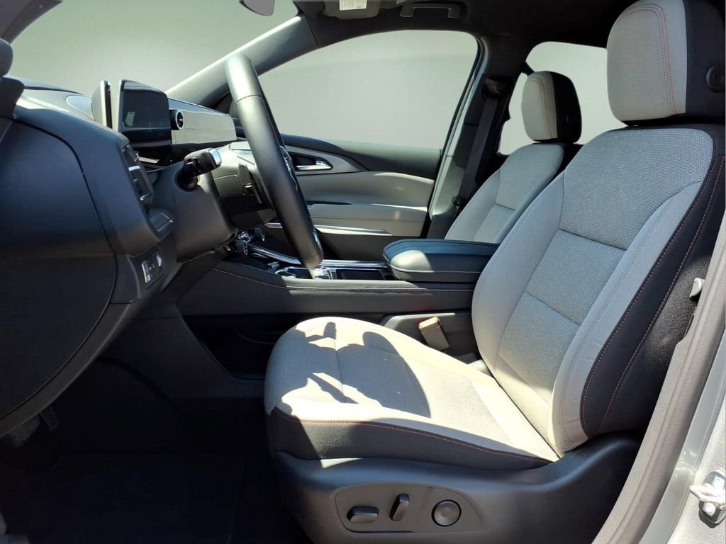 Used 2025 Chevrolet Traverse LT FWD image 2