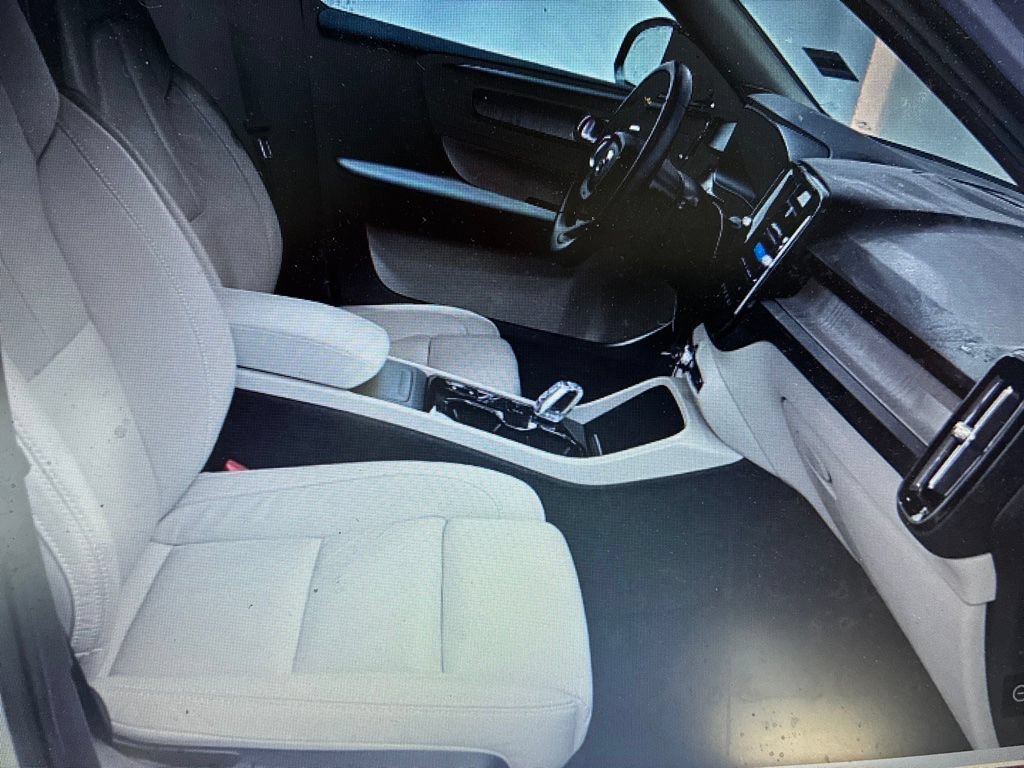 Used 2023 Volvo XC40 B4 Ultimate FWD image 9
