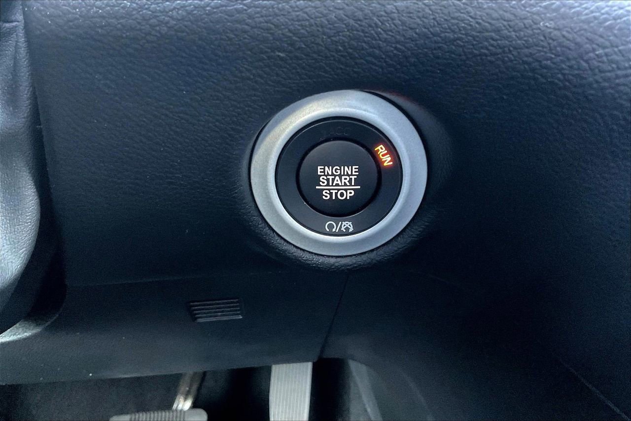 Used 2025 Chrysler Pacifica Select image 28