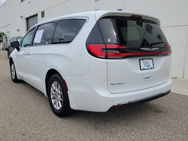 Used 2024 Chrysler Pacifica Touring-L FWD image 4
