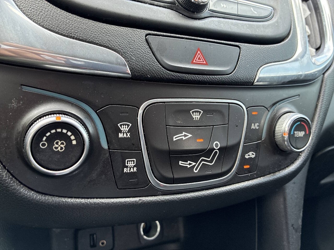 Used 2018 Chevrolet Equinox LT FWD image 18