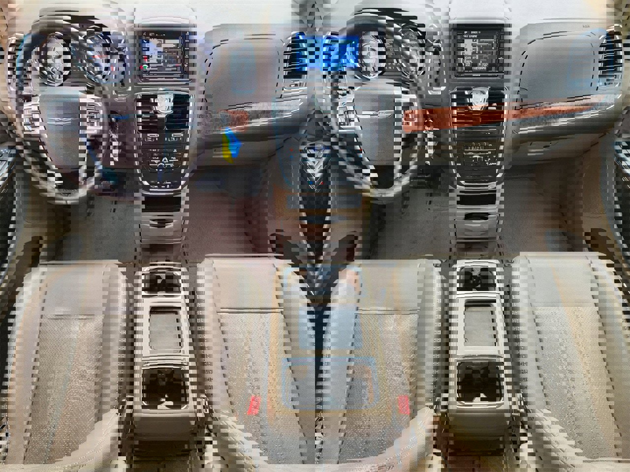 Used 2011 Chrysler Town & Country Touring-L image 24