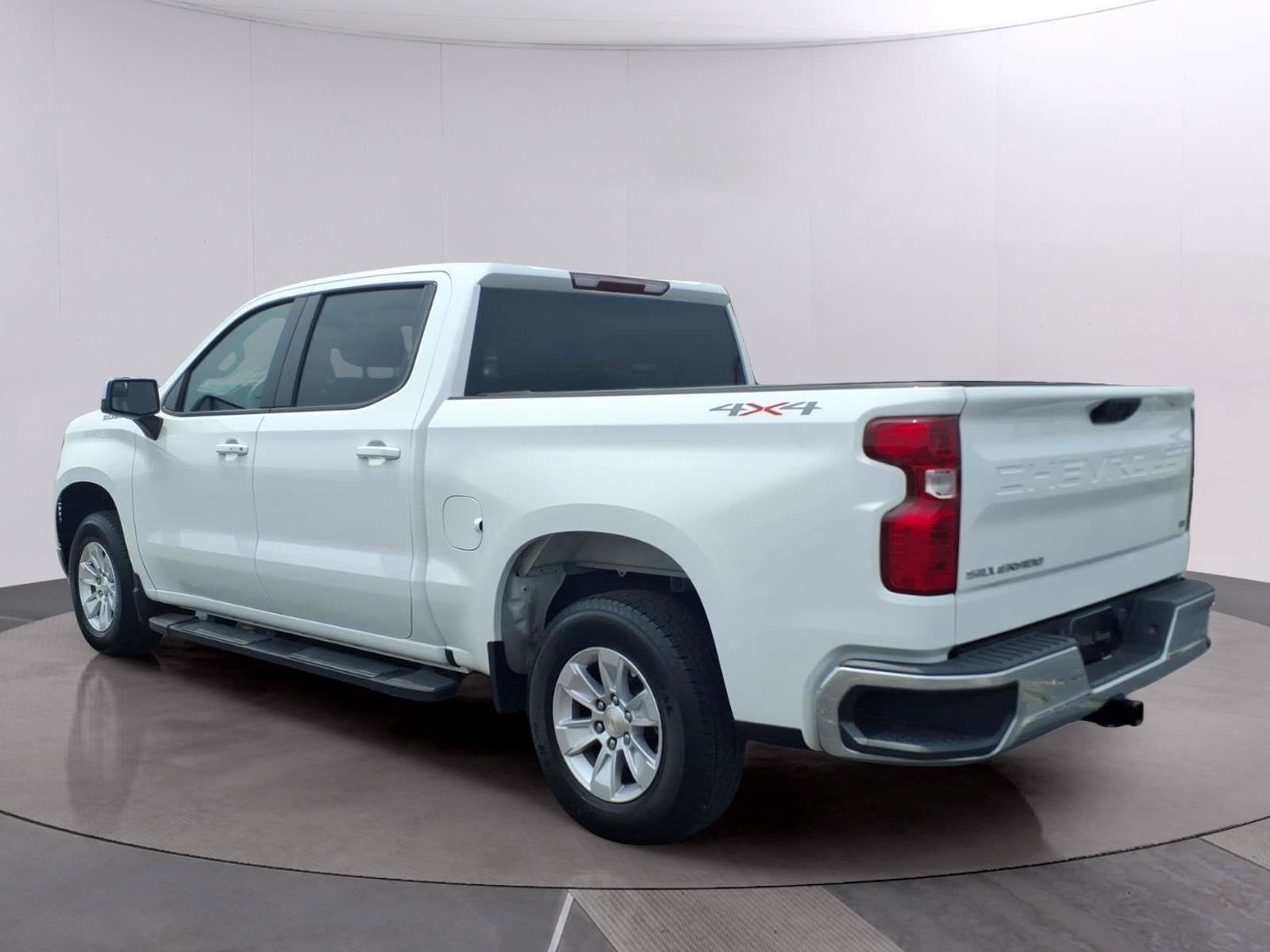 Used 2023 Chevrolet Silverado 1500 LT AWD/4WD image 3