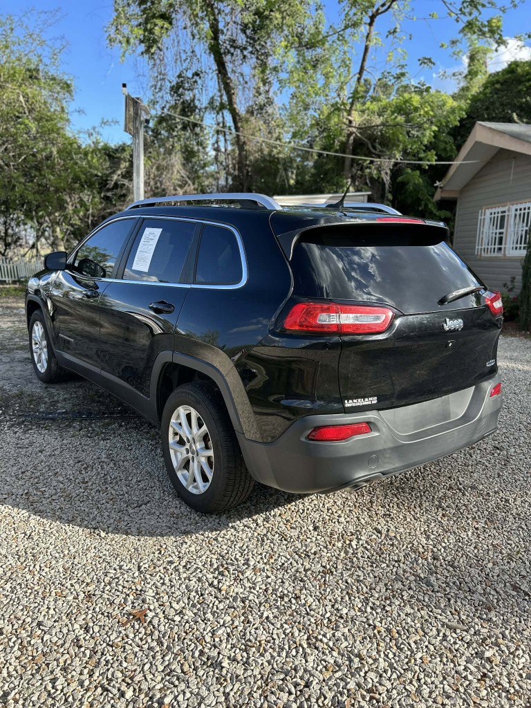 Used 2017 Jeep Cherokee Latitude FWD image 4