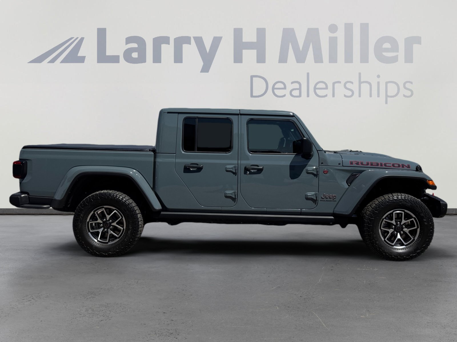 Used 2025 Jeep Gladiator Rubicon w/ Steel Bumper Group AWD/4WD image 6