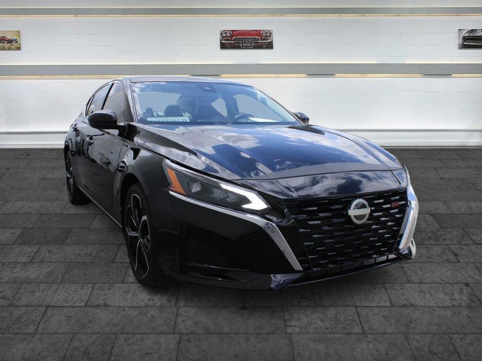 Used 2023 Nissan Altima 2.5 SR FWD image 1