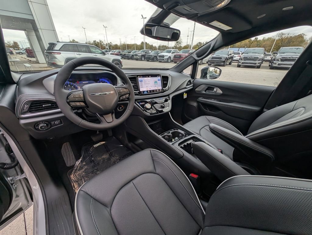 New 2026 Chrysler Pacifica Limited w/ S Appearance Package image 2