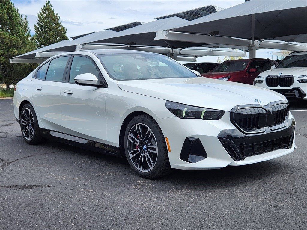 Used 2025 BMW 550e xDrive w/ Premium Package image 5