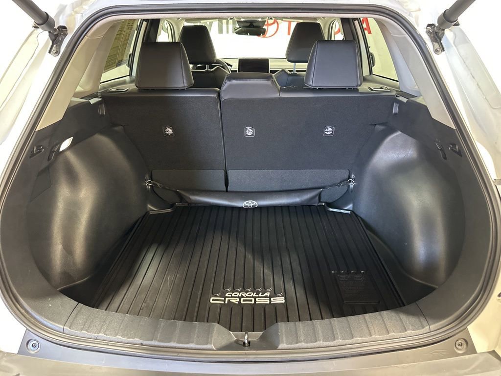 Used 2023 Toyota Corolla Cross XLE w/ Convenience Package FWD image 18