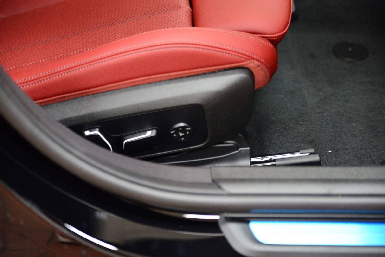 Used 2025 BMW 330i xDrive Sedan w/ Premium Package AWD/4WD image 13