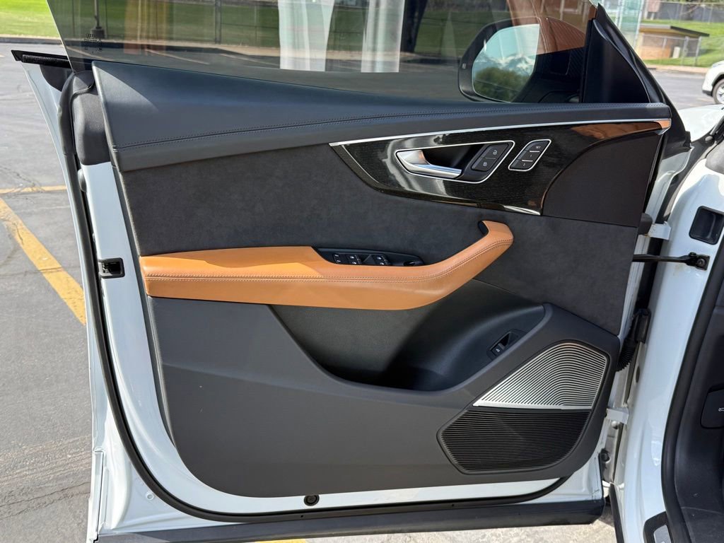 Used 2021 Audi RS Q8 w/ Carbon Optic Package AWD/4WD image 9