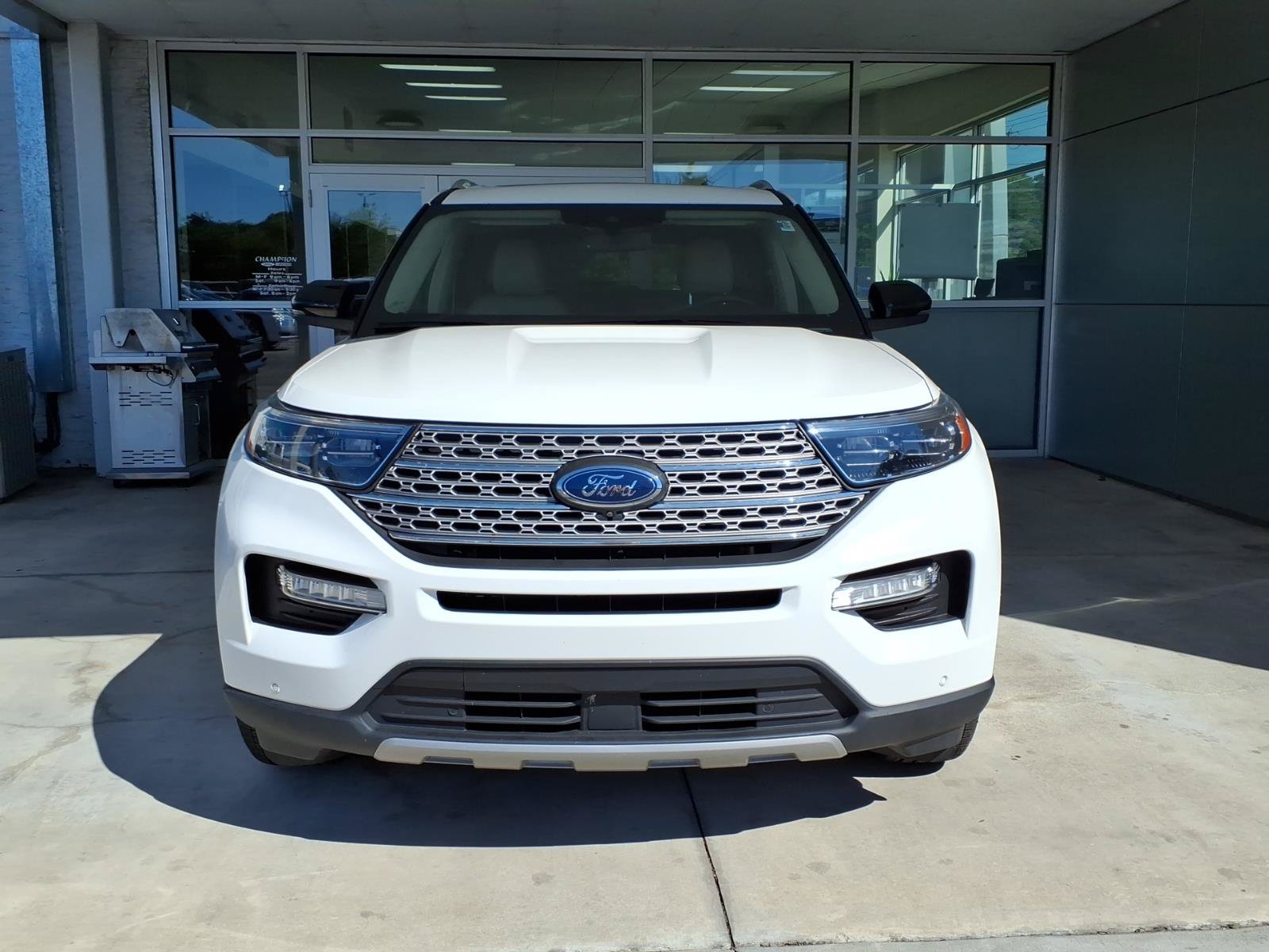 Used 2023 Ford Explorer Limited w/ Equipment Group 301A AWD/4WD image 2