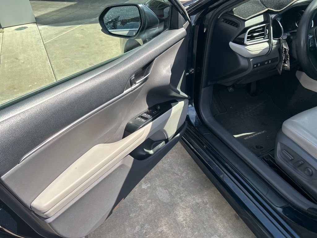 Used 2019 Toyota Camry SE w/ Carpet Mat Package image 22