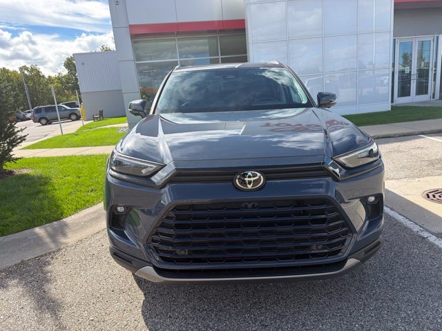 Used 2024 Toyota Grand Highlander AWD image 3